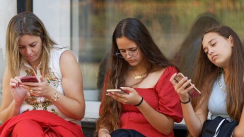 Près de 5 heures par jour passé sur Internet pour les 15-24 ans.