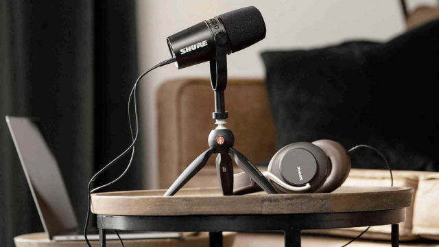 Podcasting : Shure offre un kit associant son microphone MV7 avec le trépied pixi mini de Manfrotto © DR