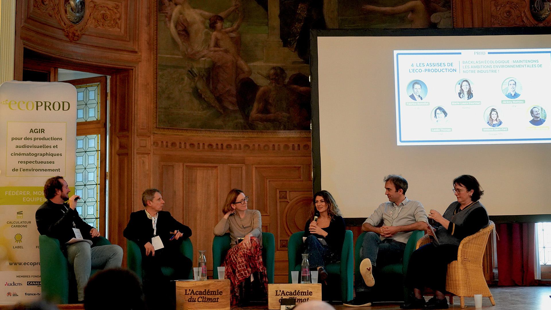 Quatrième Assises d'Ecoprod : La table ronde « Backlash écologique : maintenons les ambitions environnementales de notre industrie » modérée par (de gauche à droite) Pierre-Alix Lloret, avec Fabrice Bonnifet (président de C3D), Marie-Laure Daridan (directrice principale, global affairs, France et Italie chez Netflix), Mélissa Saint-Fort (directrice RSE du Groupe TF1), Jérémy Mathieu (responsable du développement durable chez ITV), Leslie Thomas (secrétaire générale au CNC).