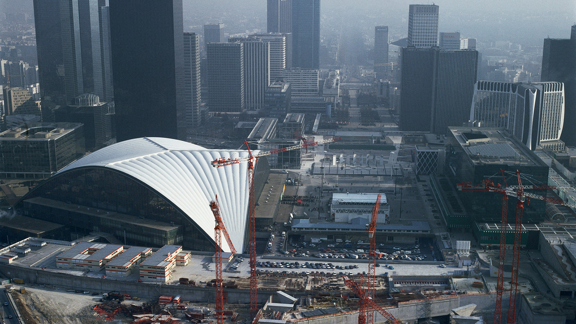 S'il est une magie que le cinéma peu nous accorder c'est bien celle de nous transporter dans une époque, un pari plus que réussi avec les vfx de la Grande Arche.