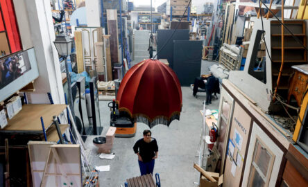 À La Ressourcerie du cinéma, les décors sont stockés puis loués, depuis un entrepôt situé à Montreuil. © DR