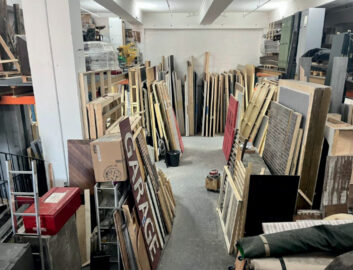 Stockage des décors à La Ressourcerie du cinéma