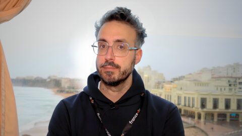 Florent Maurin, fondateur du studio The Pixel Hunt. A gauche, l'emblématique Assassin’s Creed Unity.