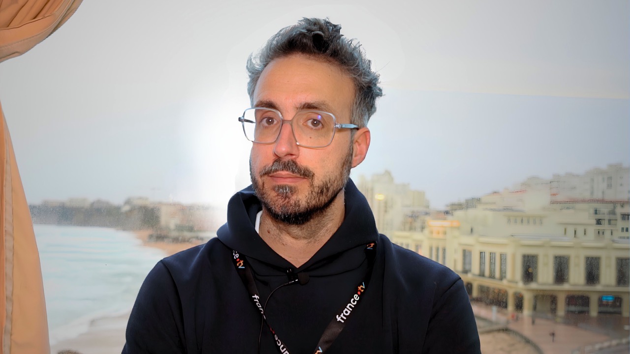 Florent Maurin, fondateur du studio The Pixel Hunt. A gauche, l'emblématique Assassin’s Creed Unity.
